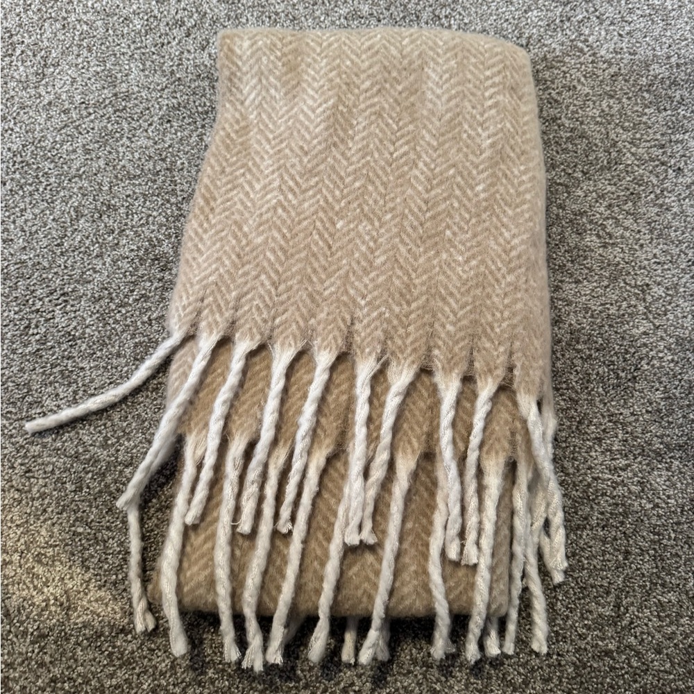 American Eagle Tan and White Fringe Scarf